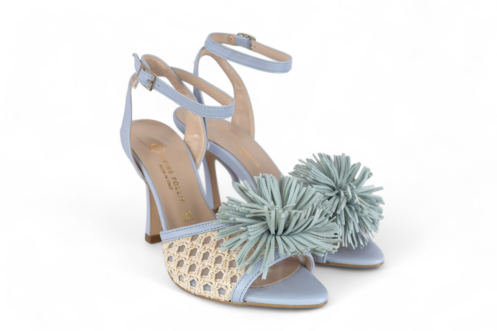 Divine Follie sandalo donna in pelle con tomaia retata burro con pompon color cielo