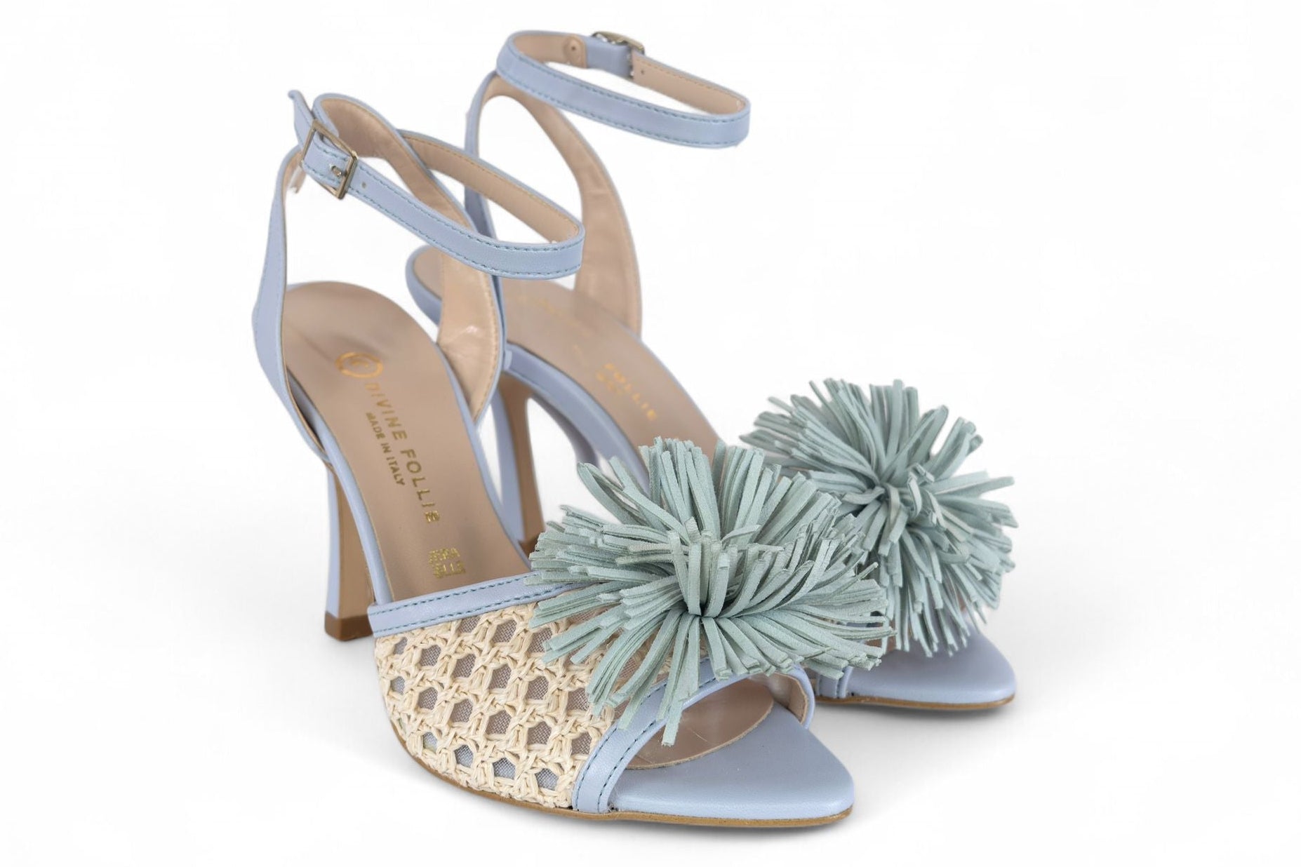 Divine Follie sandalo donna in pelle con tomaia retata burro con pompon color cielo