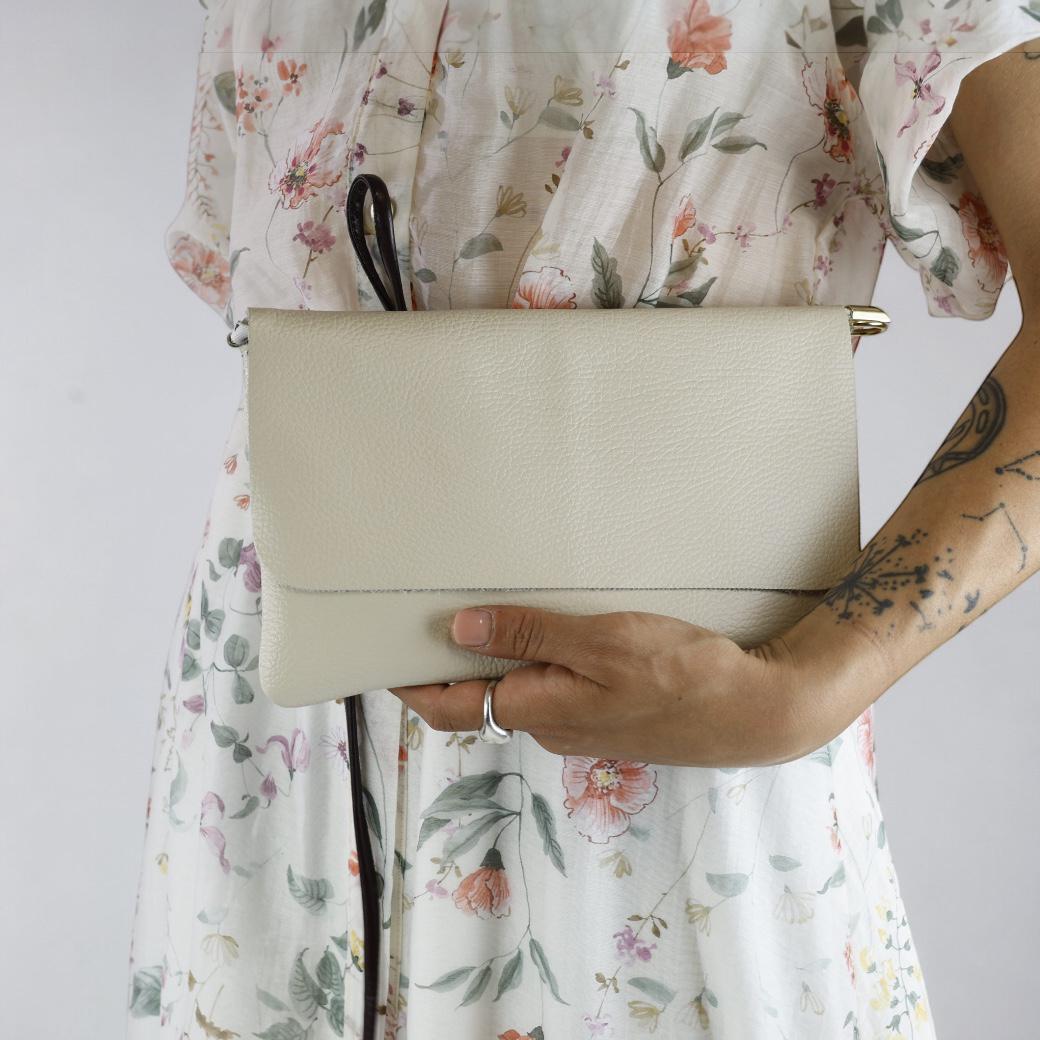 Susy Mix pochette donna in pelle color latte con zip e pattina