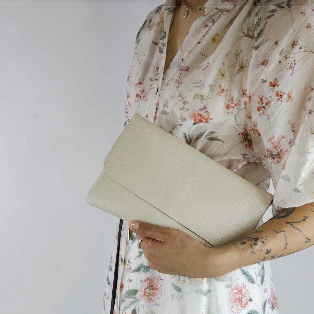 Susy Mix pochette donna in pelle color latte con zip e pattina