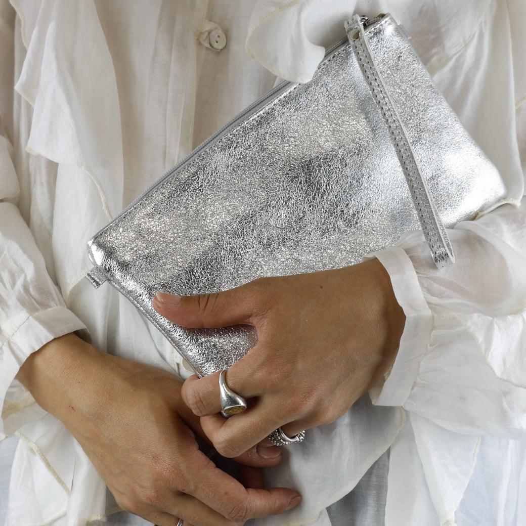 Cecile MI pochette pelle laminata argento con polsiera e tracolla lunga regolabile