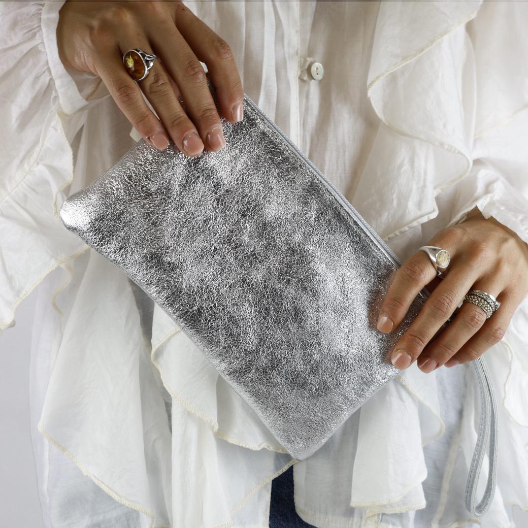 Cecile MI pochette pelle laminata argento con polsiera e tracolla lunga regolabile