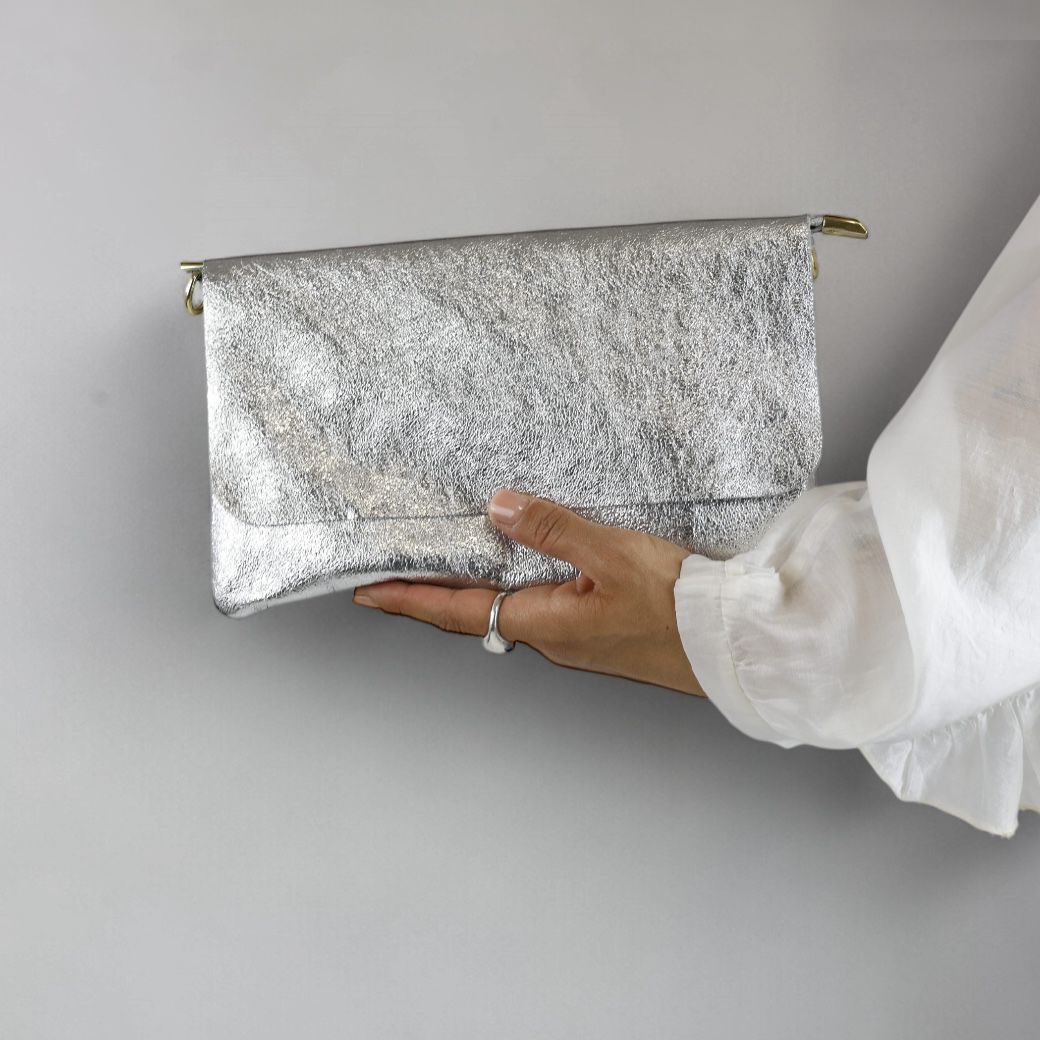 Susy Mix pochette donna in pelle laminata argento con zip e pattina