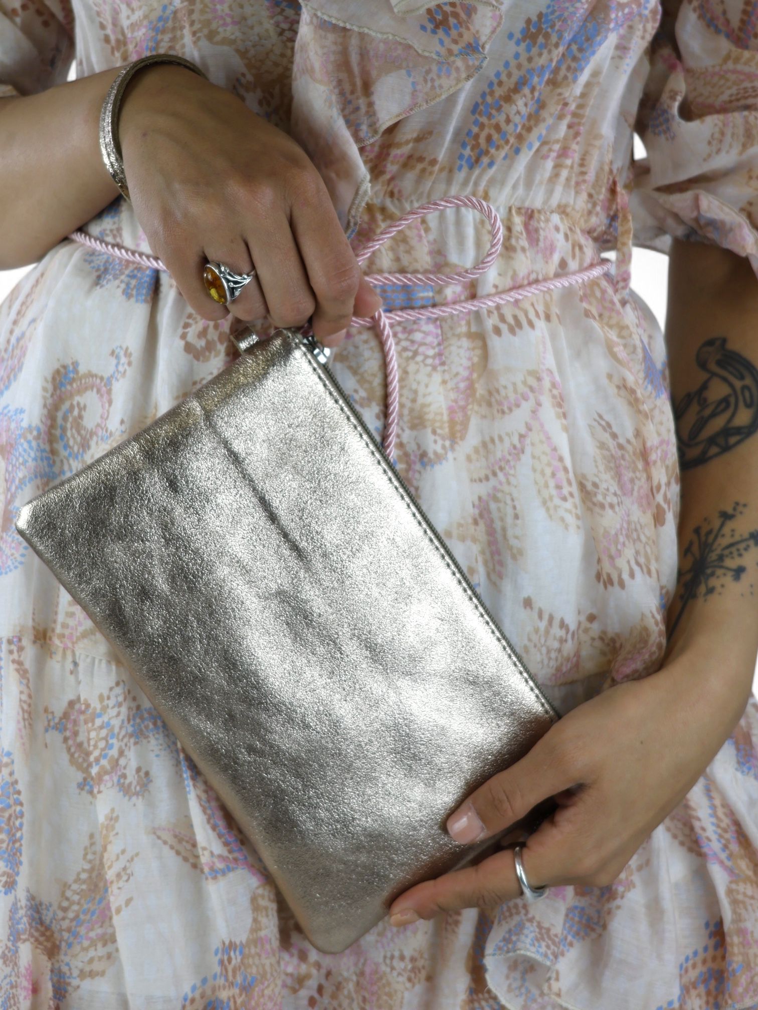 Cecile MI pochette pelle champagne con polsiera e tracolla lunga regolabile
