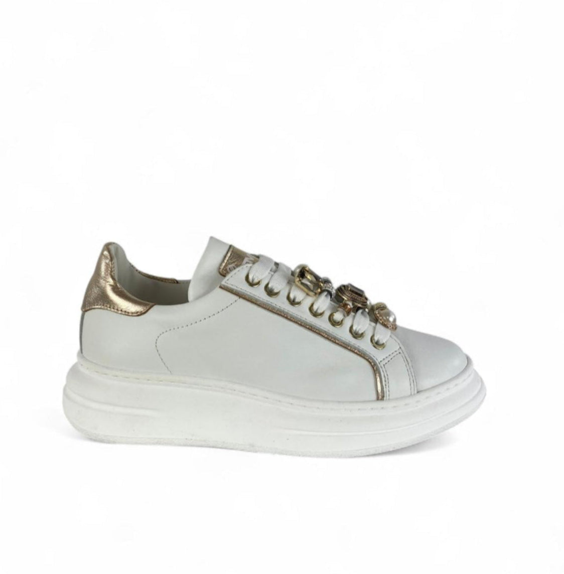 MELINE Sneaker donna in pelle dettaglio laminato e Lacci con accessori gioiello bianco