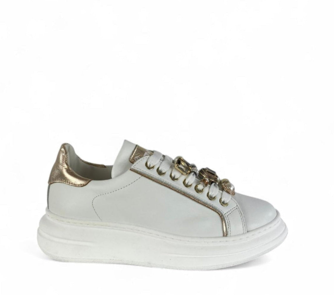 MELINE Sneaker donna in pelle dettaglio laminato e Lacci con accessori gioiello bianco