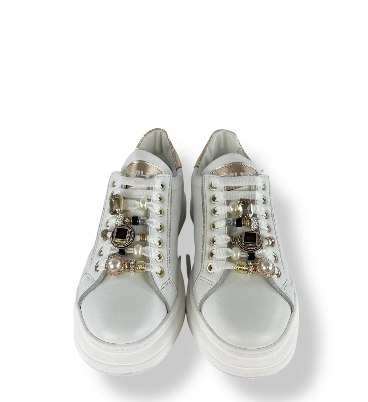 MELINE Sneaker donna in pelle dettaglio laminato e Lacci con accessori gioiello bianco