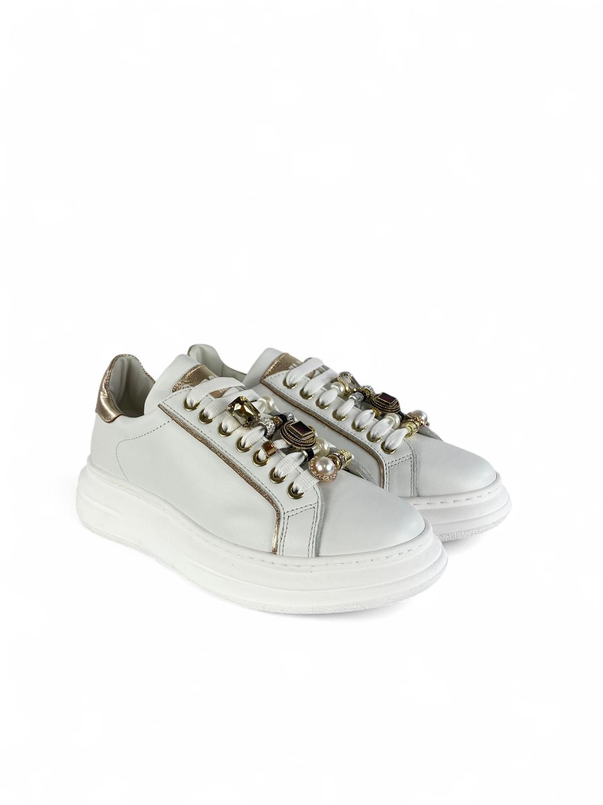 MELINE Sneaker donna in pelle dettaglio laminato e Lacci con accessori gioiello bianco