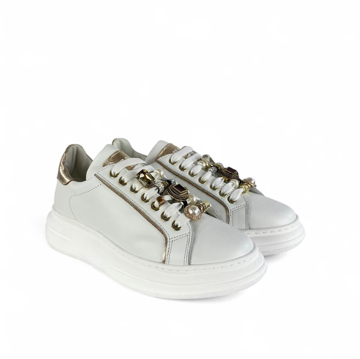 MELINE Sneaker donna in pelle dettaglio laminato e Lacci con accessori gioiello bianco