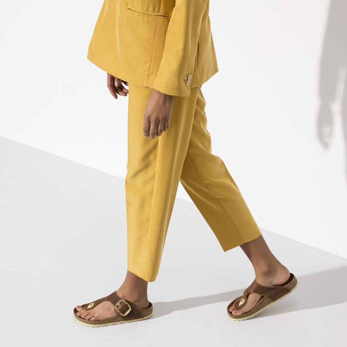 BIRKENSTOCK GIZEH BIG BUCKLE COGNAC