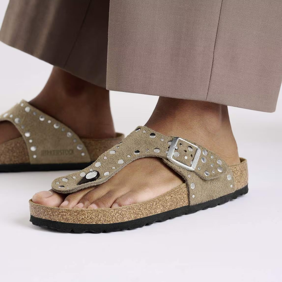 BIRKENSTOCK GIZEH RIVET TAUPE