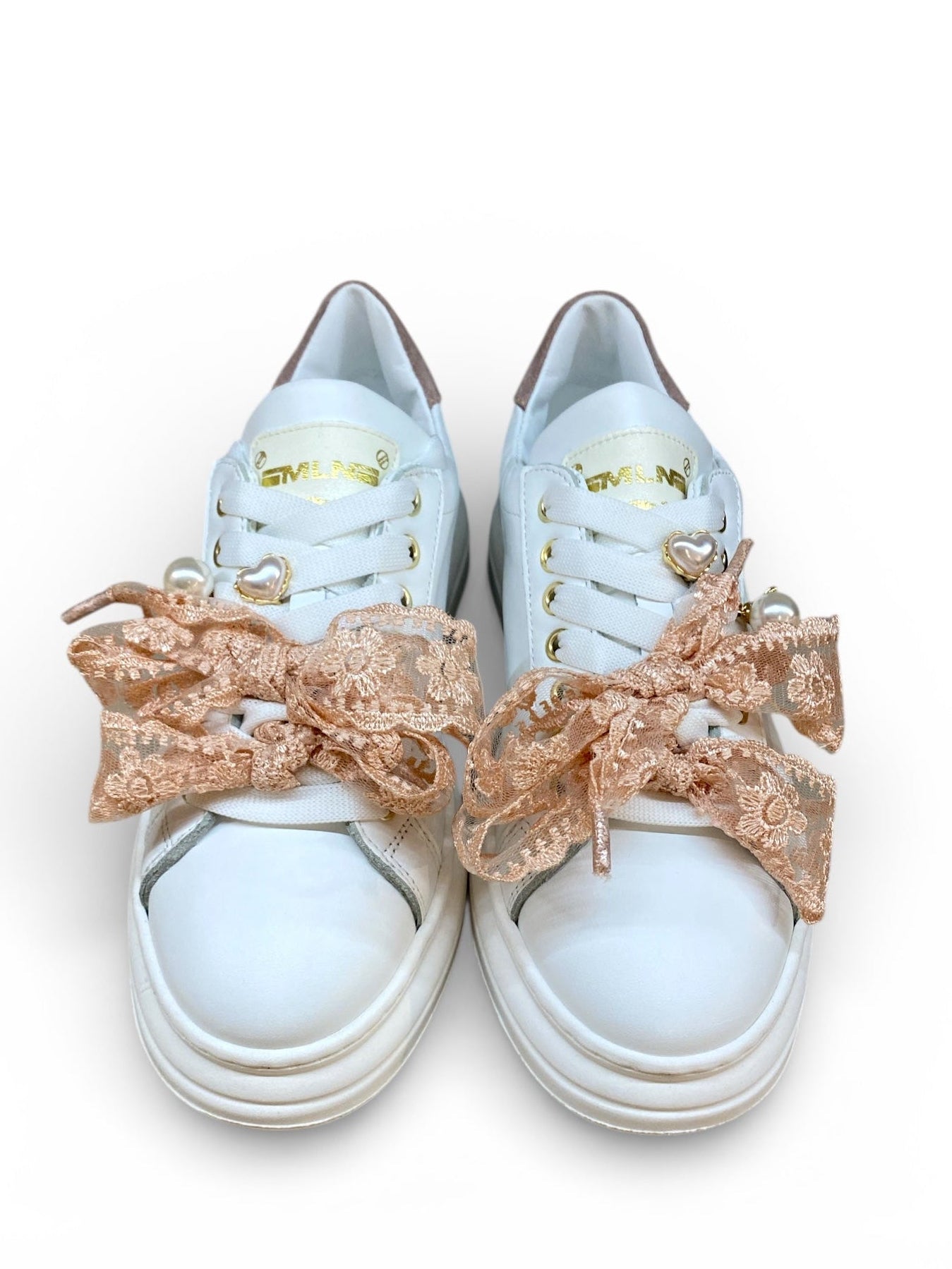 MELINE SNEAKER CON FIOCCO IN PIZZO E CHARMS