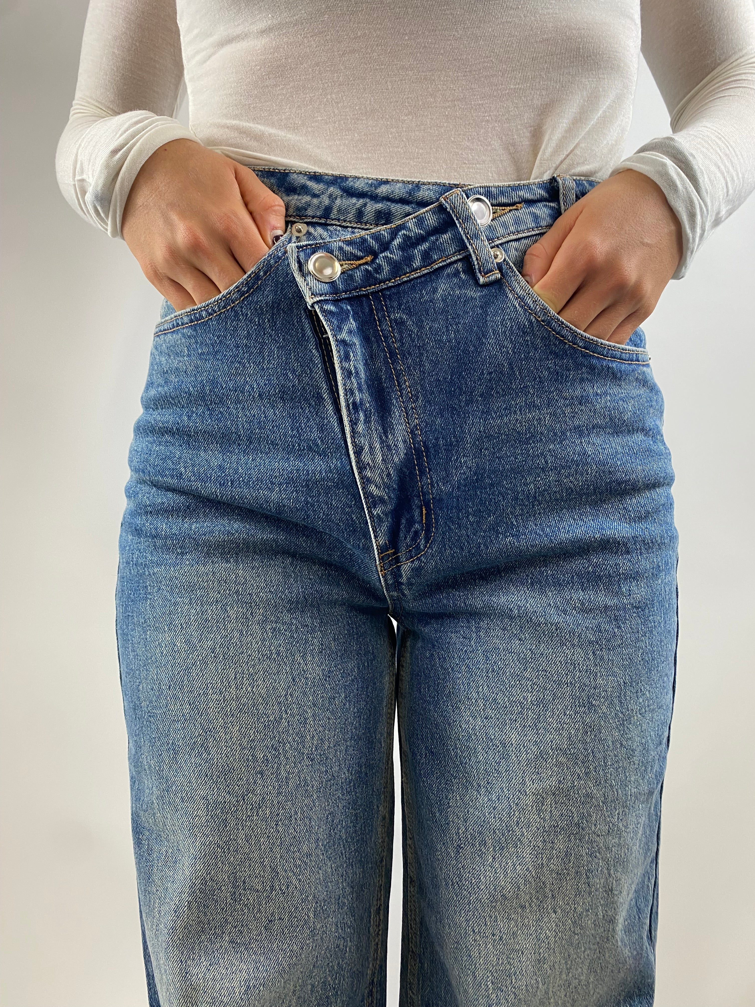 CECILE JEANS BOTTONE TRASVERSALE