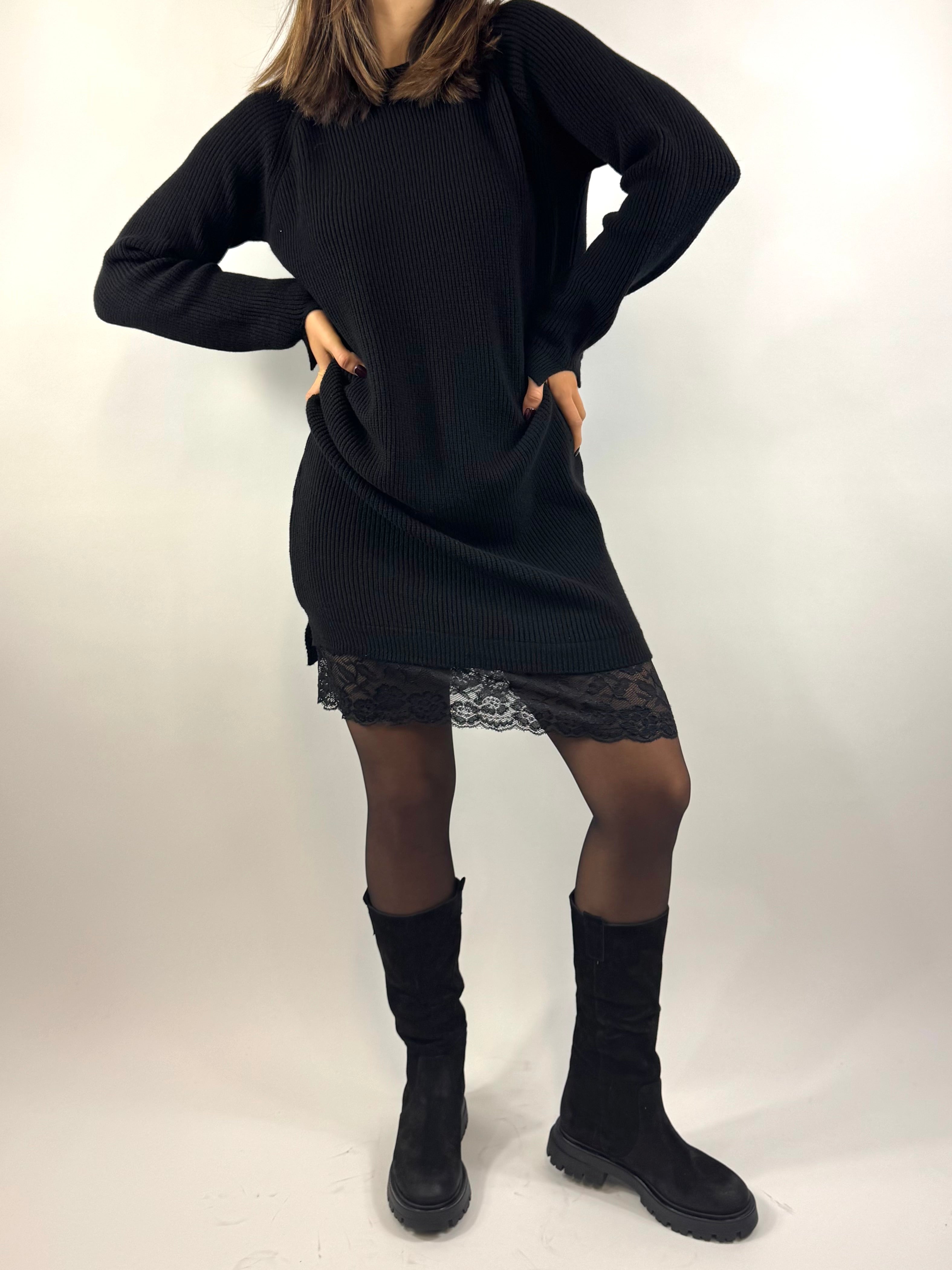 SUSY MIX ABITO IN MAGLIA CON PIZZO NERO