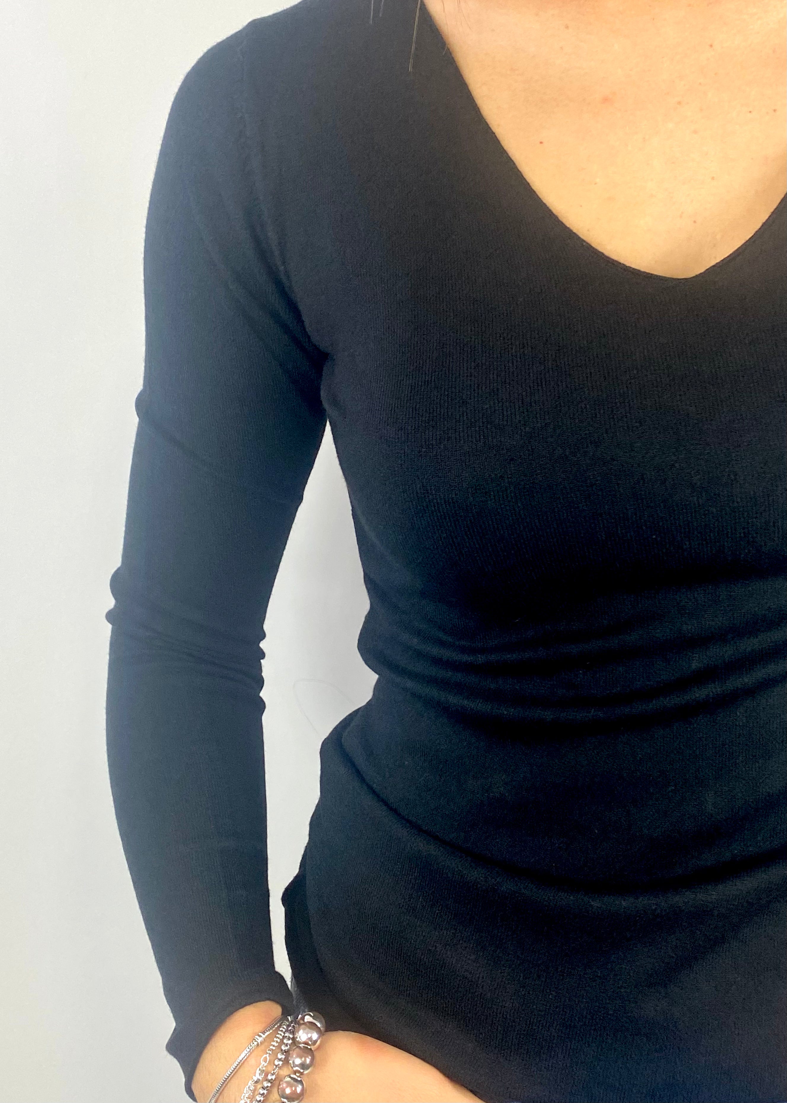 SUSY MIX MAGLIA CON SCOLLO NERA