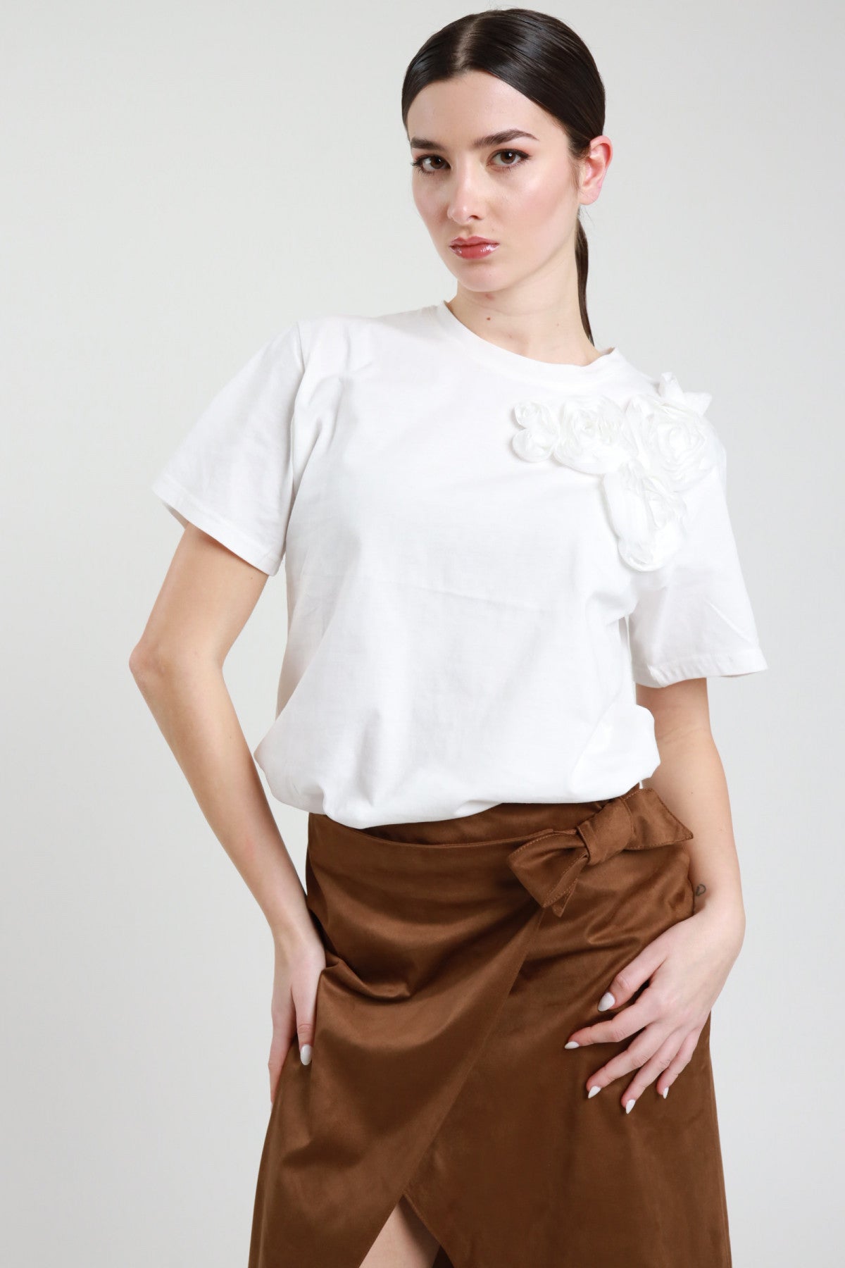 SUSY MIX T-SHIRT LATTE CON FIORI APPLICATI