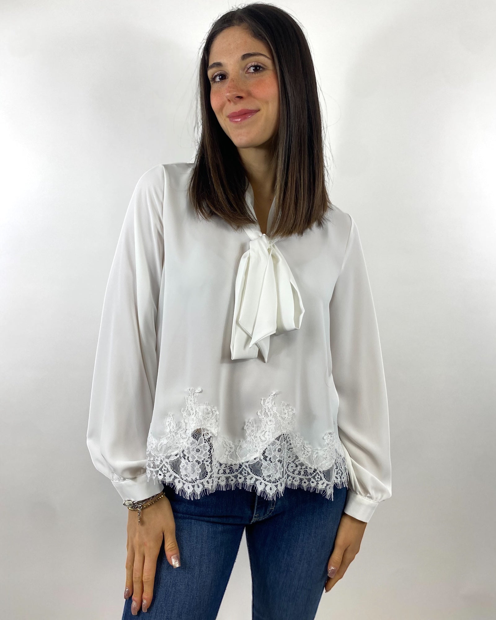 SUSY MIX BLUSA CON PIZZO E FIOCCO LATTE