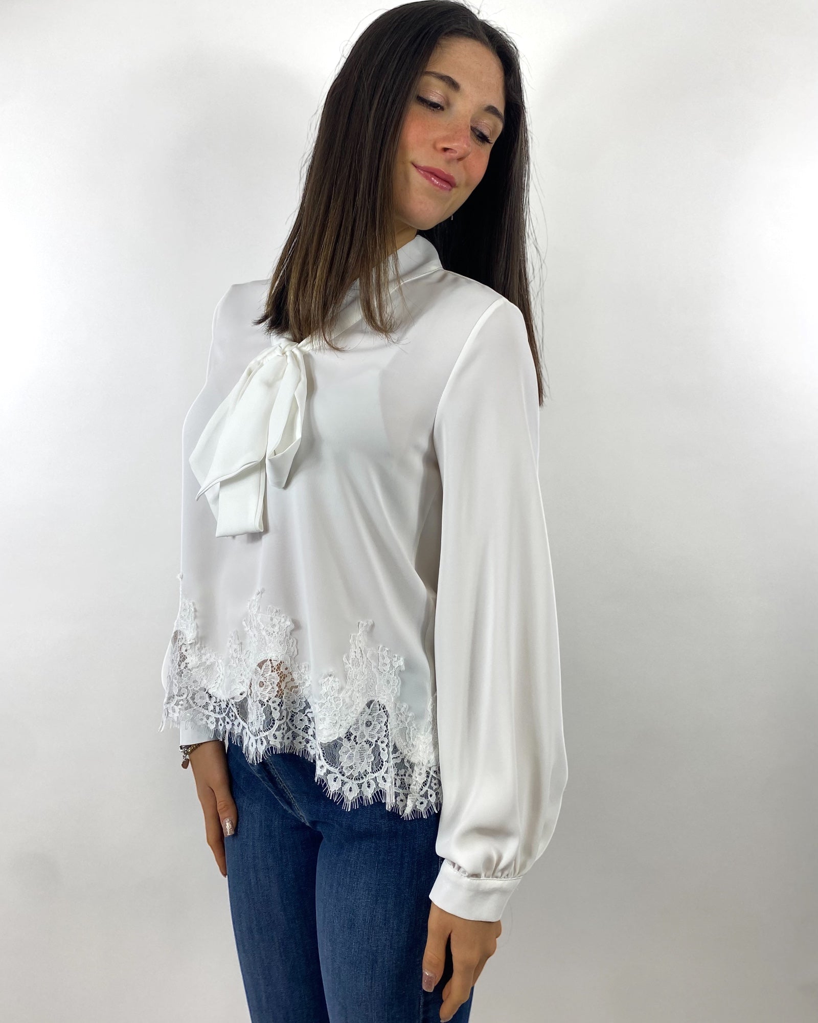 SUSY MIX BLUSA CON PIZZO E FIOCCO LATTE