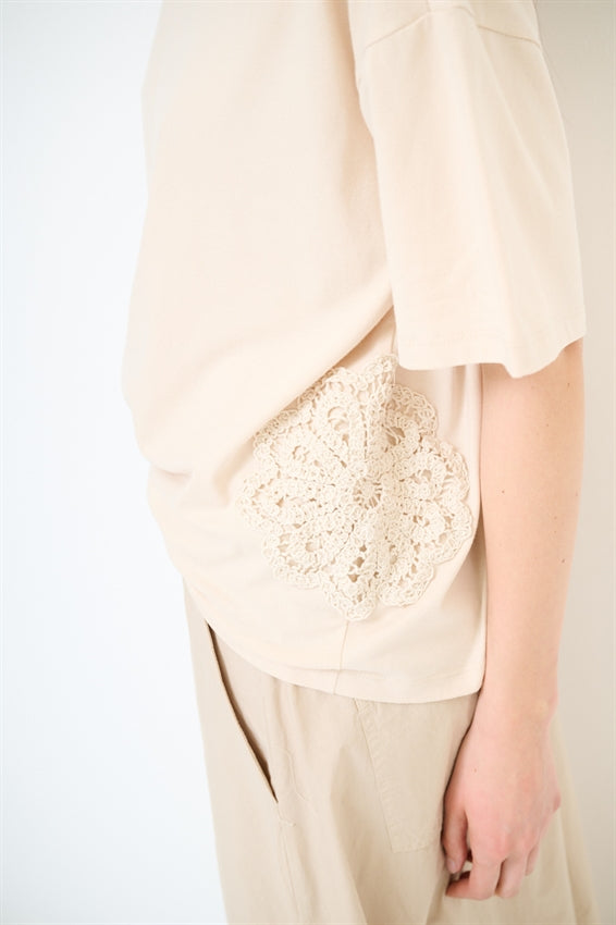 KIKISIX T-SHIRT FIORE MACRAME BEIGE