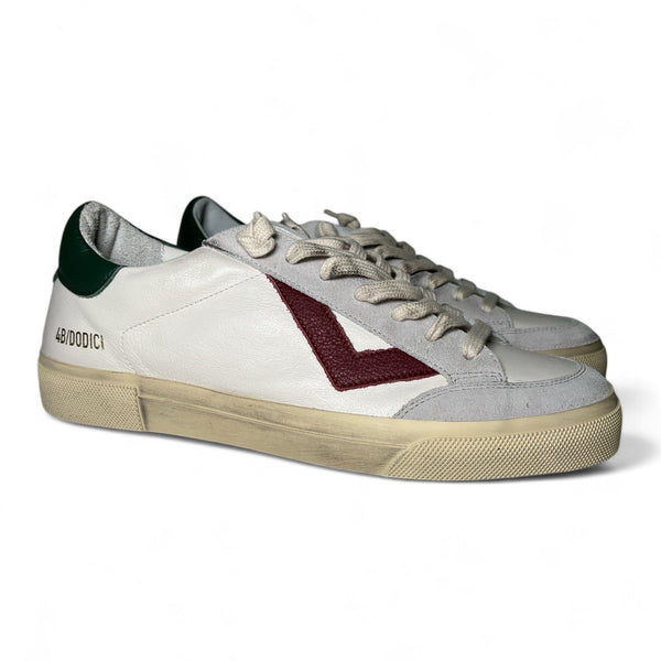 4B12 Sneaker uomo in pelle bianca rifinita in suede sabbia con dettagli bordeaux