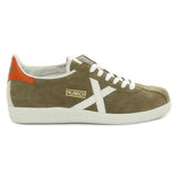 Munich Sneaker uomo in suede militare con dettagli in bianco e arancio