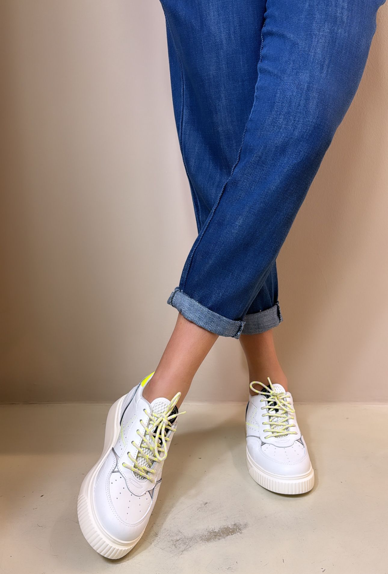 Munich Sneaker donna in pelle traforata bianca con dettagli fluorizzati
