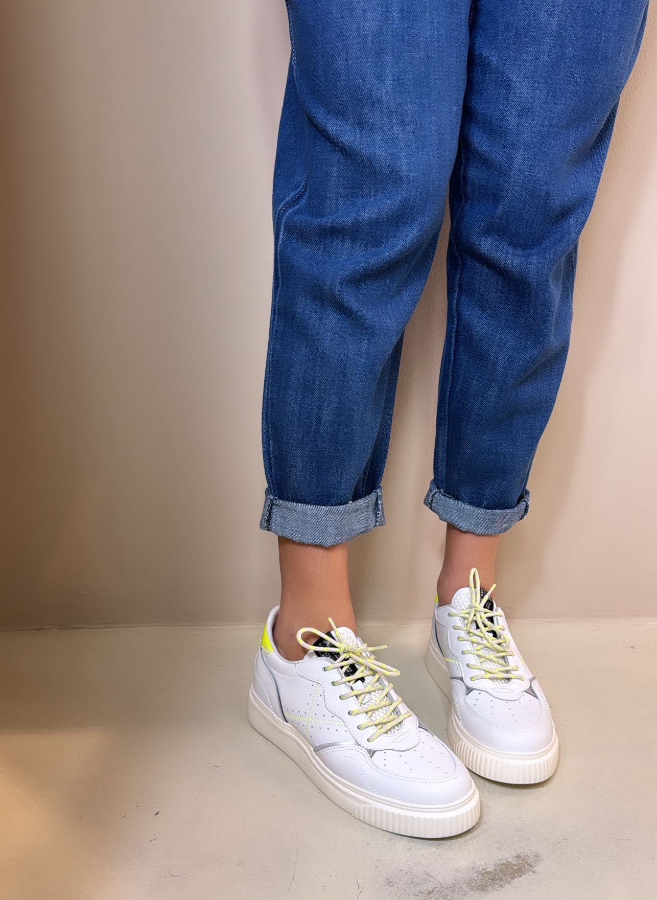 Munich Sneaker donna in pelle traforata bianca con dettagli fluorizzati