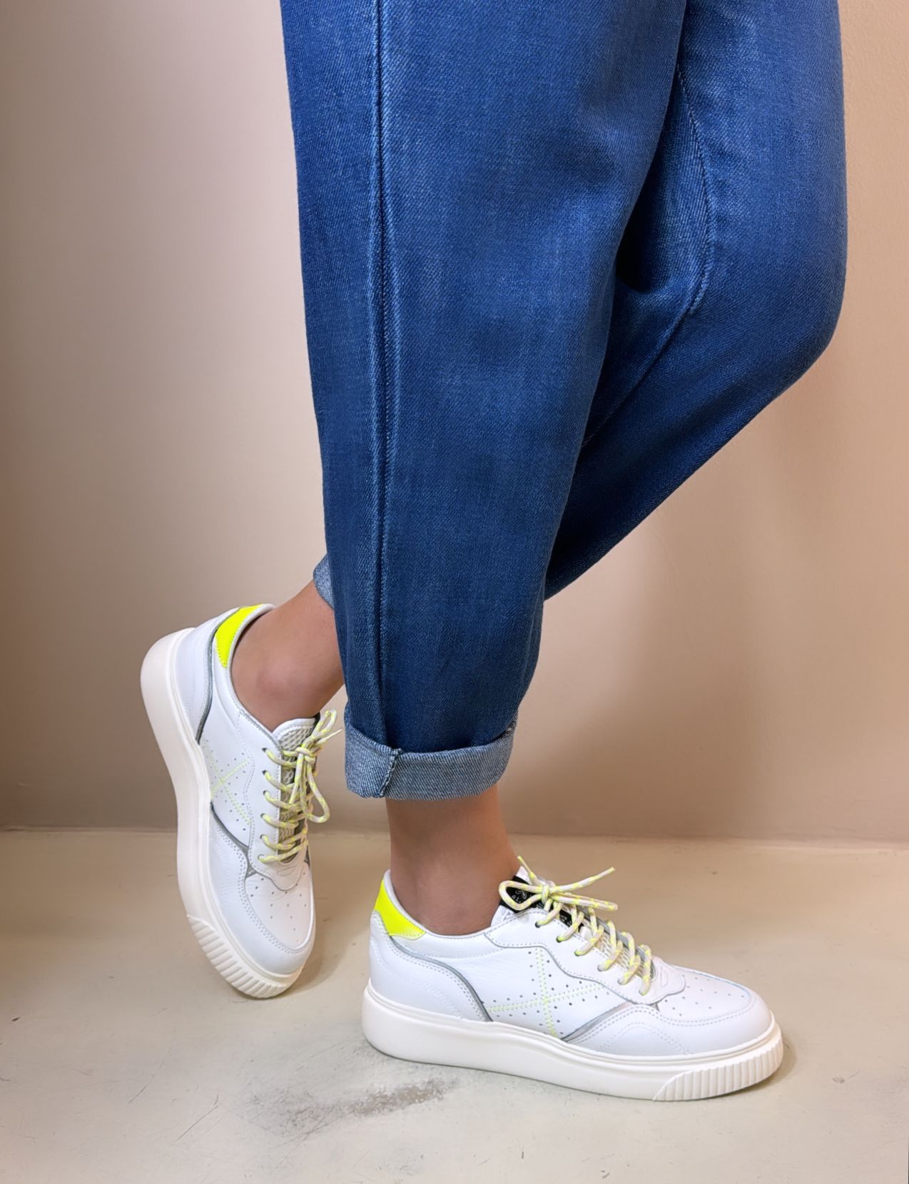 Munich Sneaker donna in pelle traforata bianca con dettagli fluorizzati