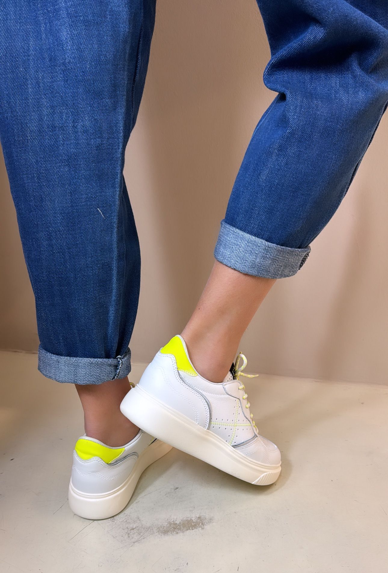 Munich Sneaker donna in pelle traforata bianca con dettagli fluorizzati