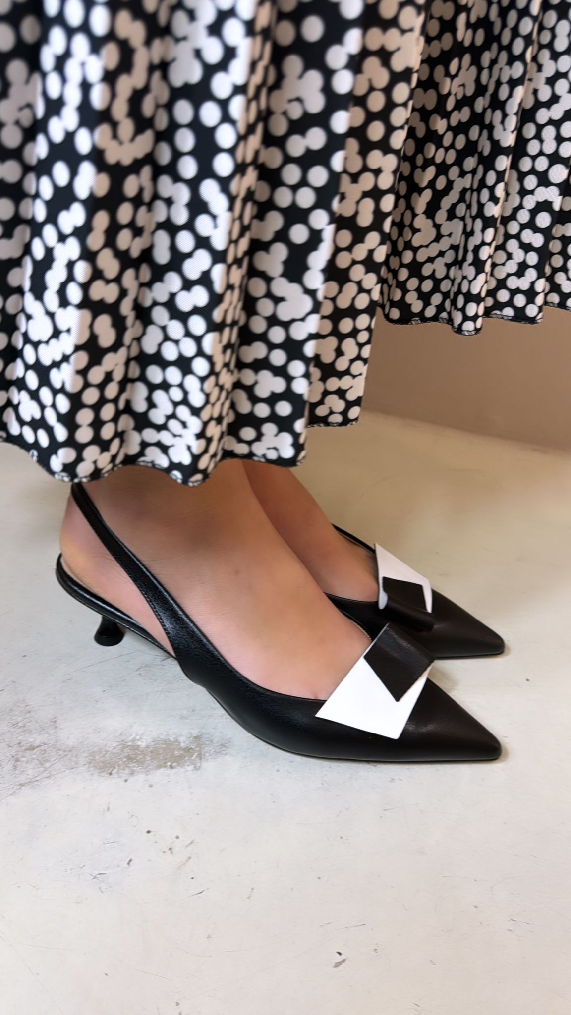 Bottega Lotti Slingback in ecopelle nera con fiocco nero e bianco