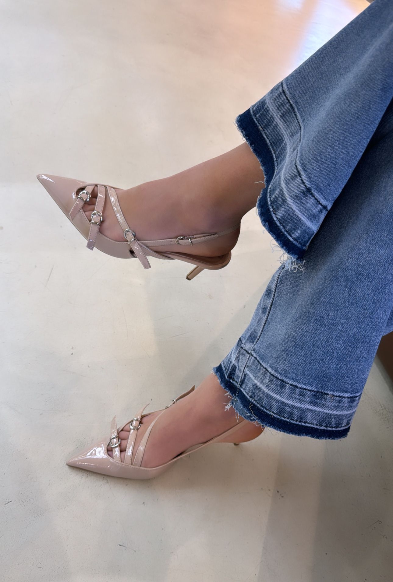 Divine Follie Slingback in vernice carne con fibbie