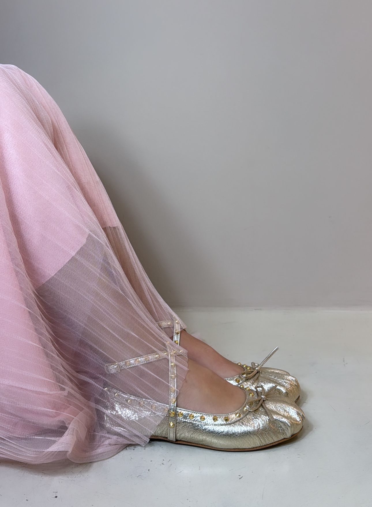 Divine Follie Ballerina in pelle platino con borchie