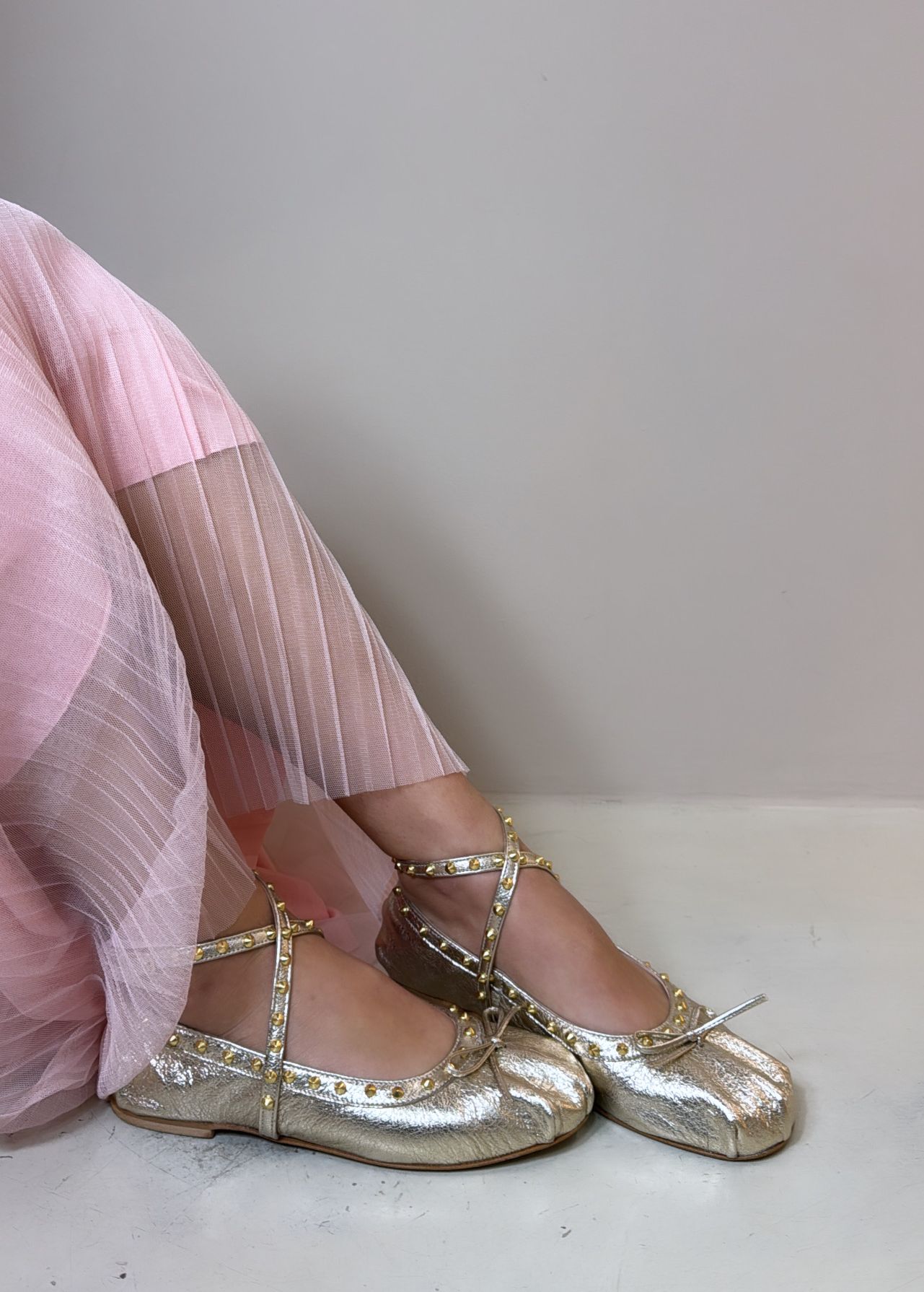 Divine Follie Ballerina in pelle platino con borchie