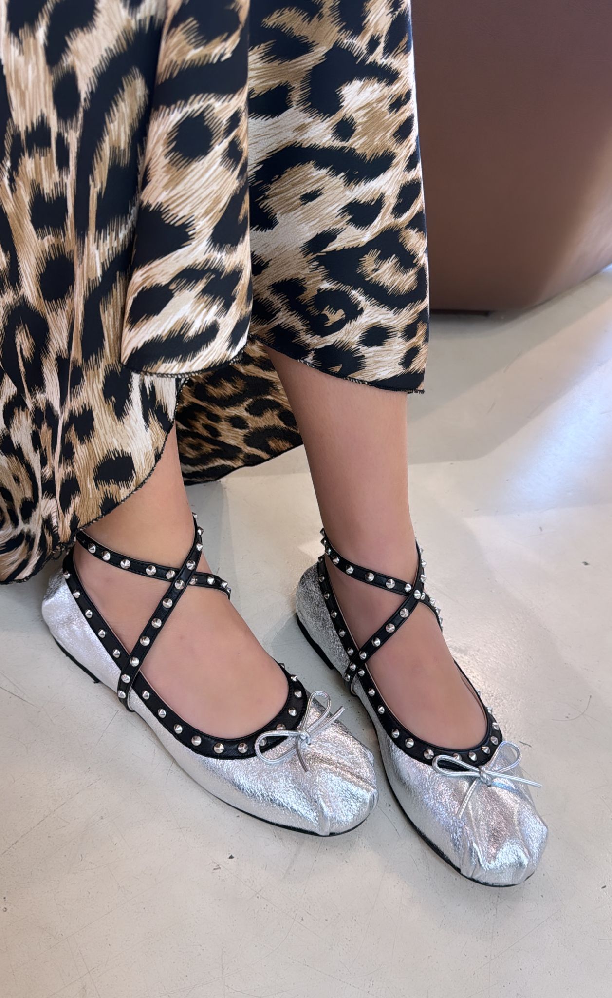 Divine Follie Ballerina in pelle argento e nero con borchie