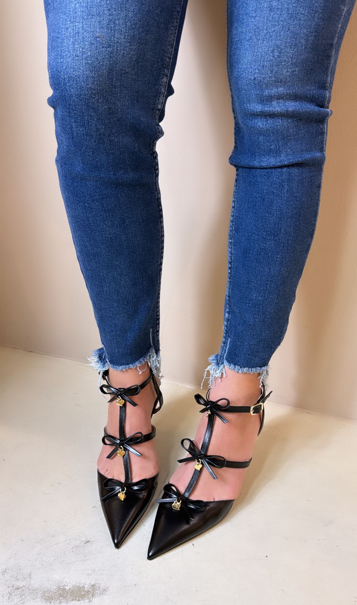 Divine Follie Slingback donna in ecopelle nera con fiocchetti e cuori oro