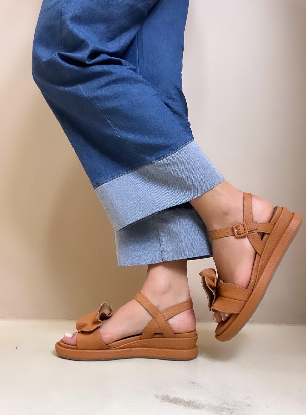 Altraofficina Sandalo donna in pelle bottalata tabacco con rouches