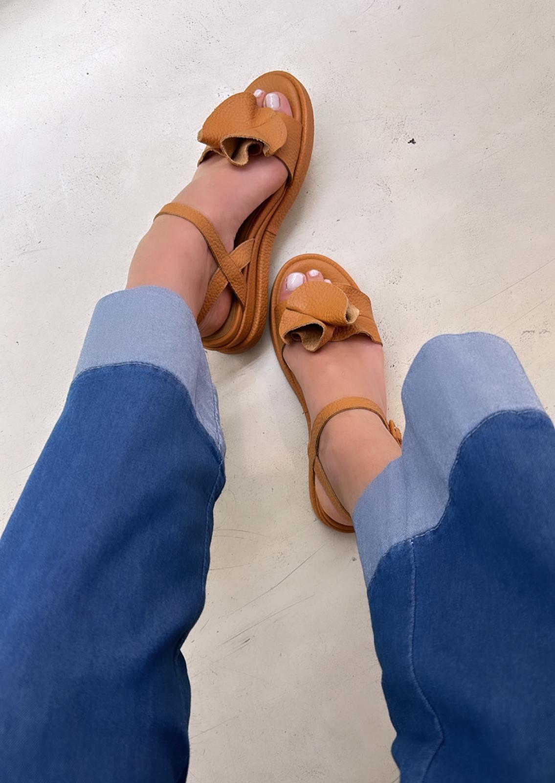 Altraofficina Sandalo donna in pelle bottalata tabacco con rouches