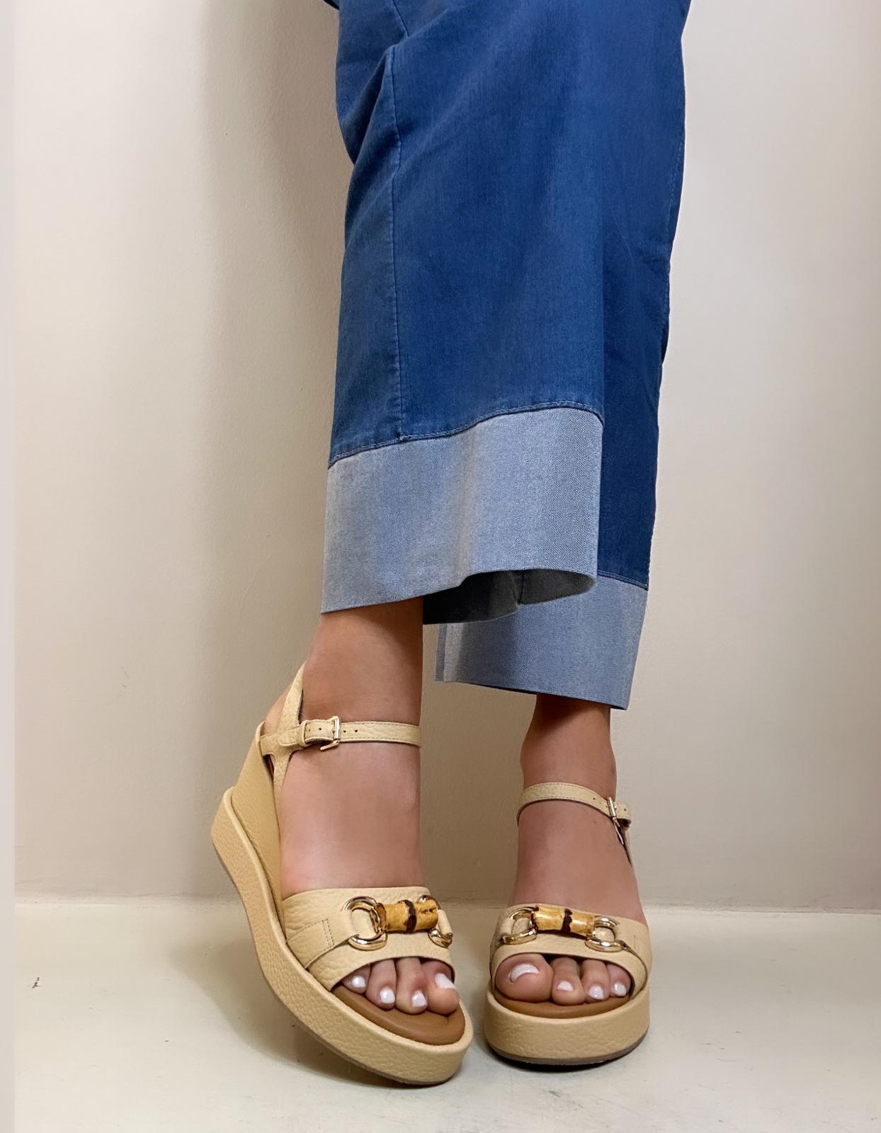 Altraofficina Sandalo donna in pelle bottalata sabbia con dettaglio in bamboo