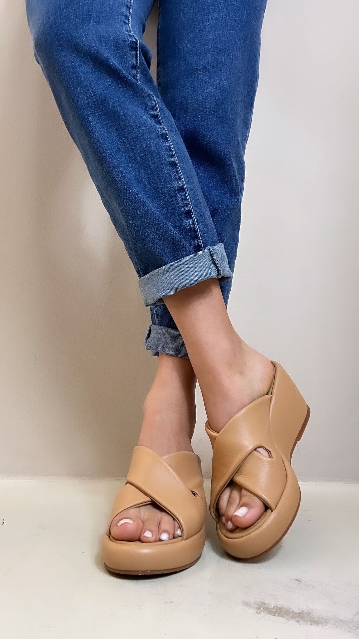 Bruno premi Mules donna in nappa grano con incrocio