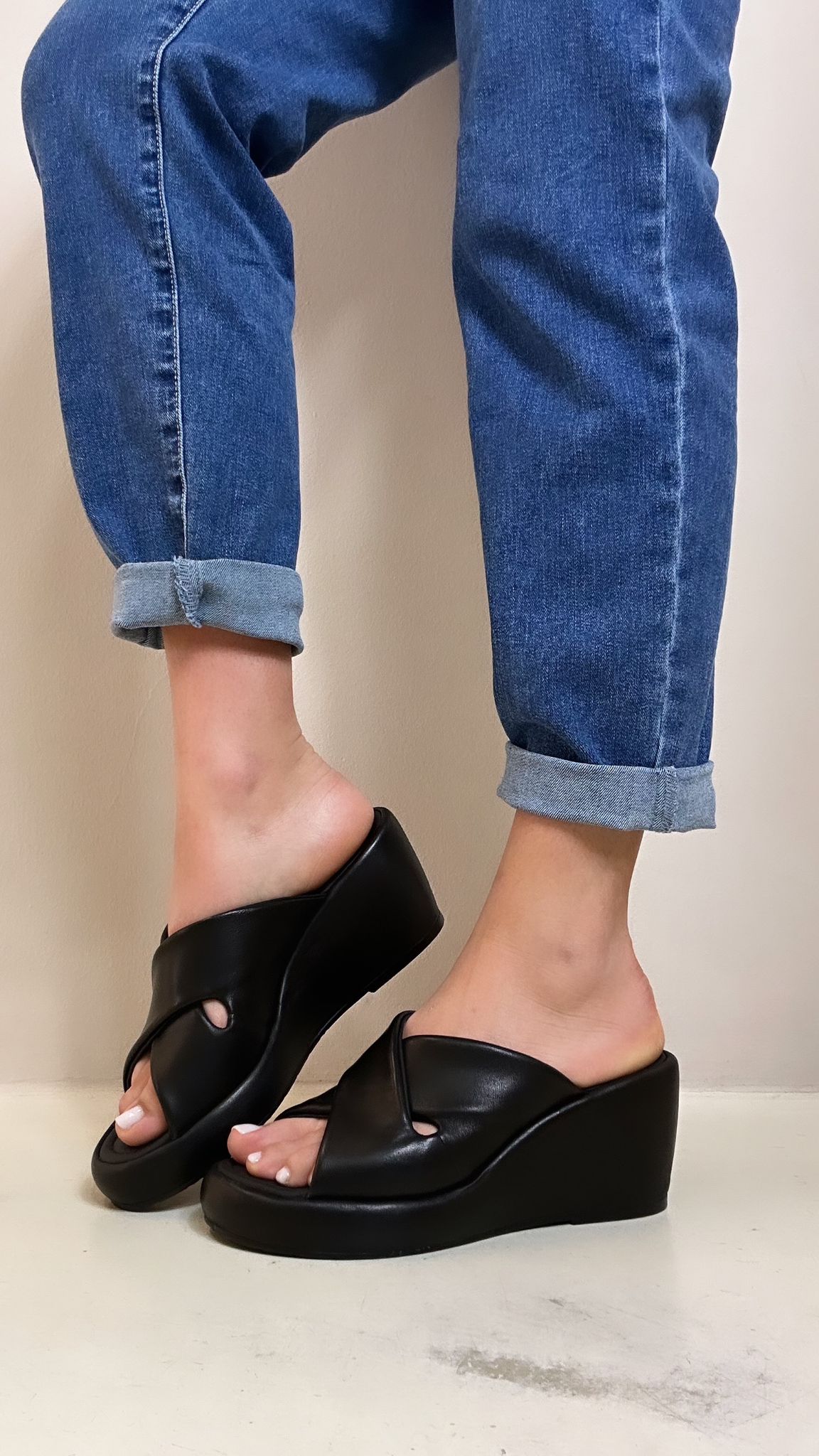 Bruno premi Mules donna in nappa nera con incrocio