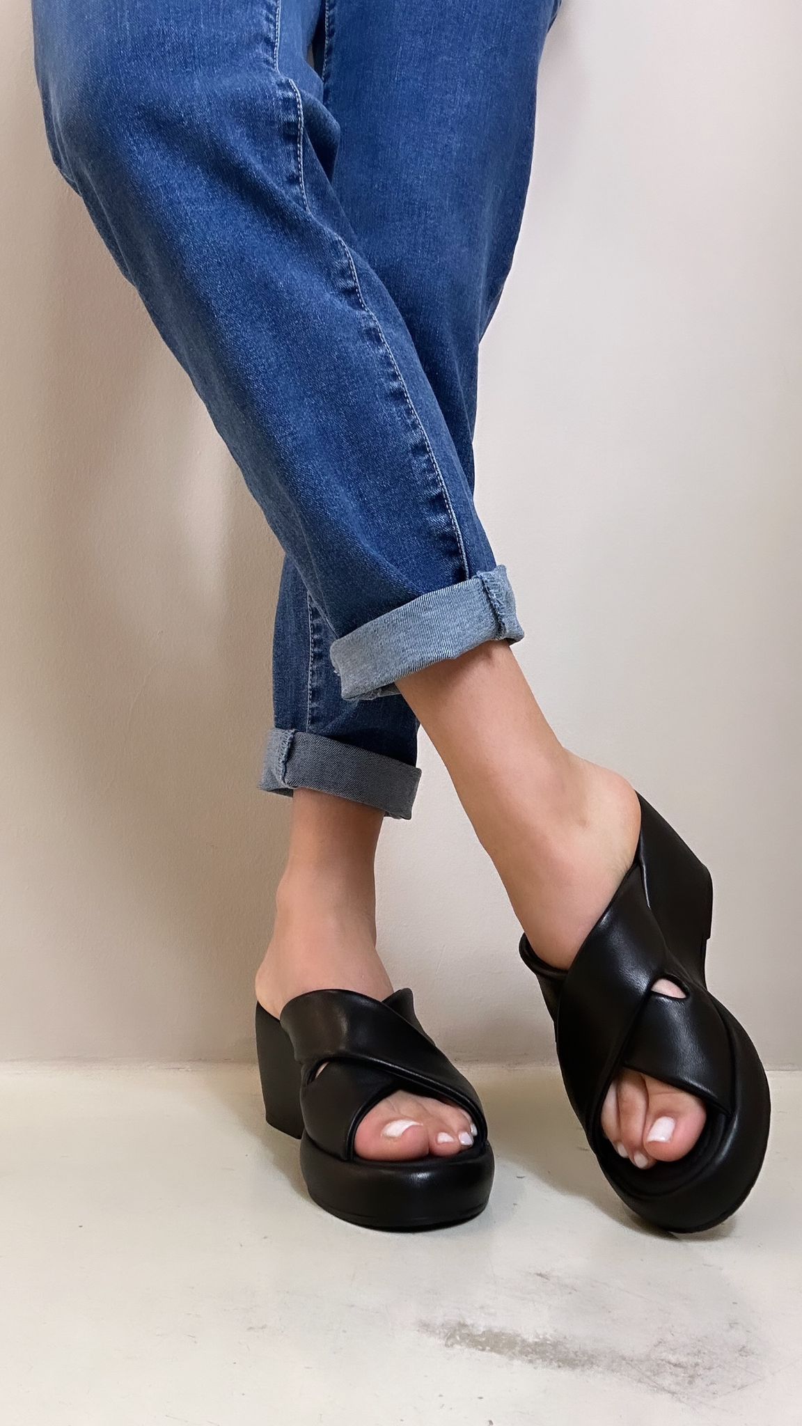 Bruno premi Mules donna in nappa nera con incrocio
