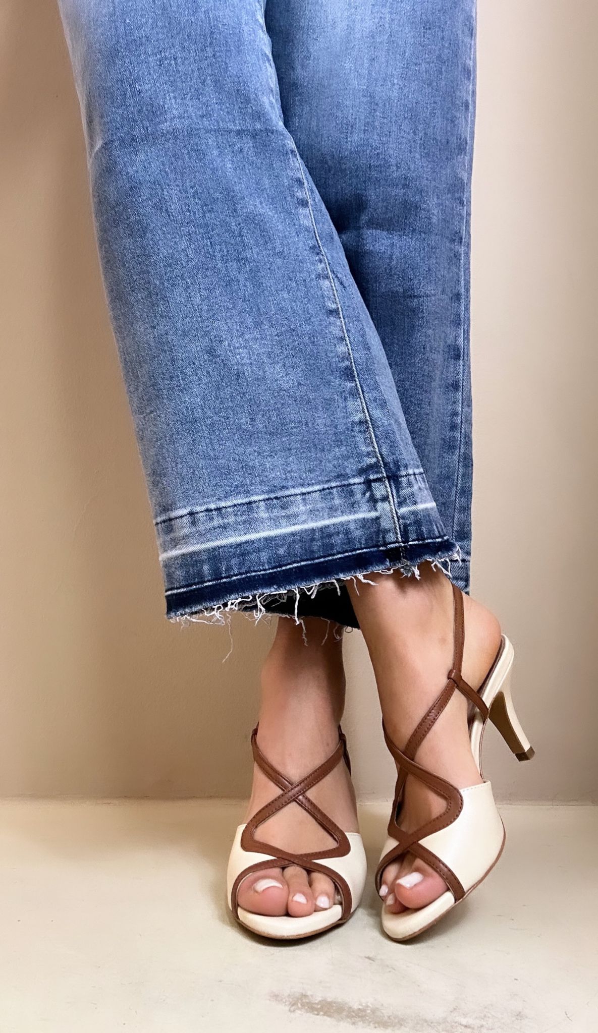 Mondie Sandalo donna in nappa crema con profili cuoio