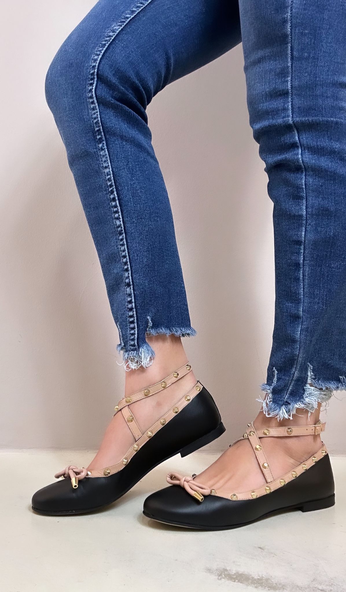 Maros Ballerina in pelle nero e profili nude con borchie oro