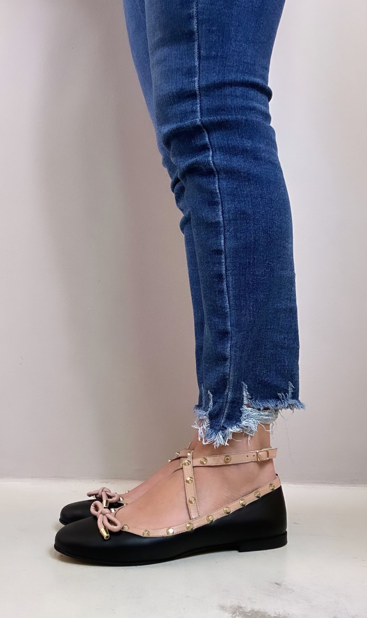 Maros Ballerina in pelle nero e profili nude con borchie oro