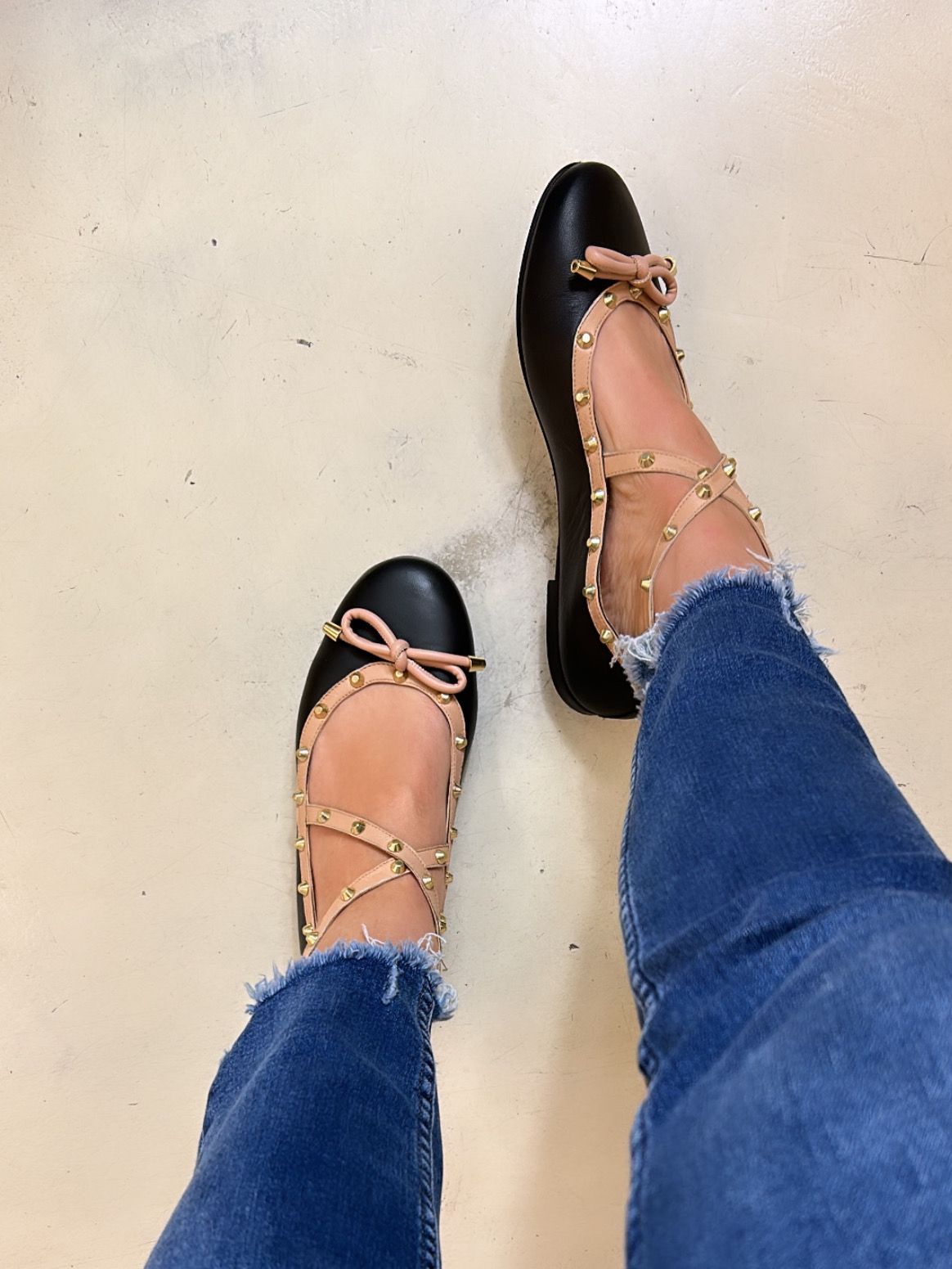 Maros Ballerina in pelle nero e profili nude con borchie oro