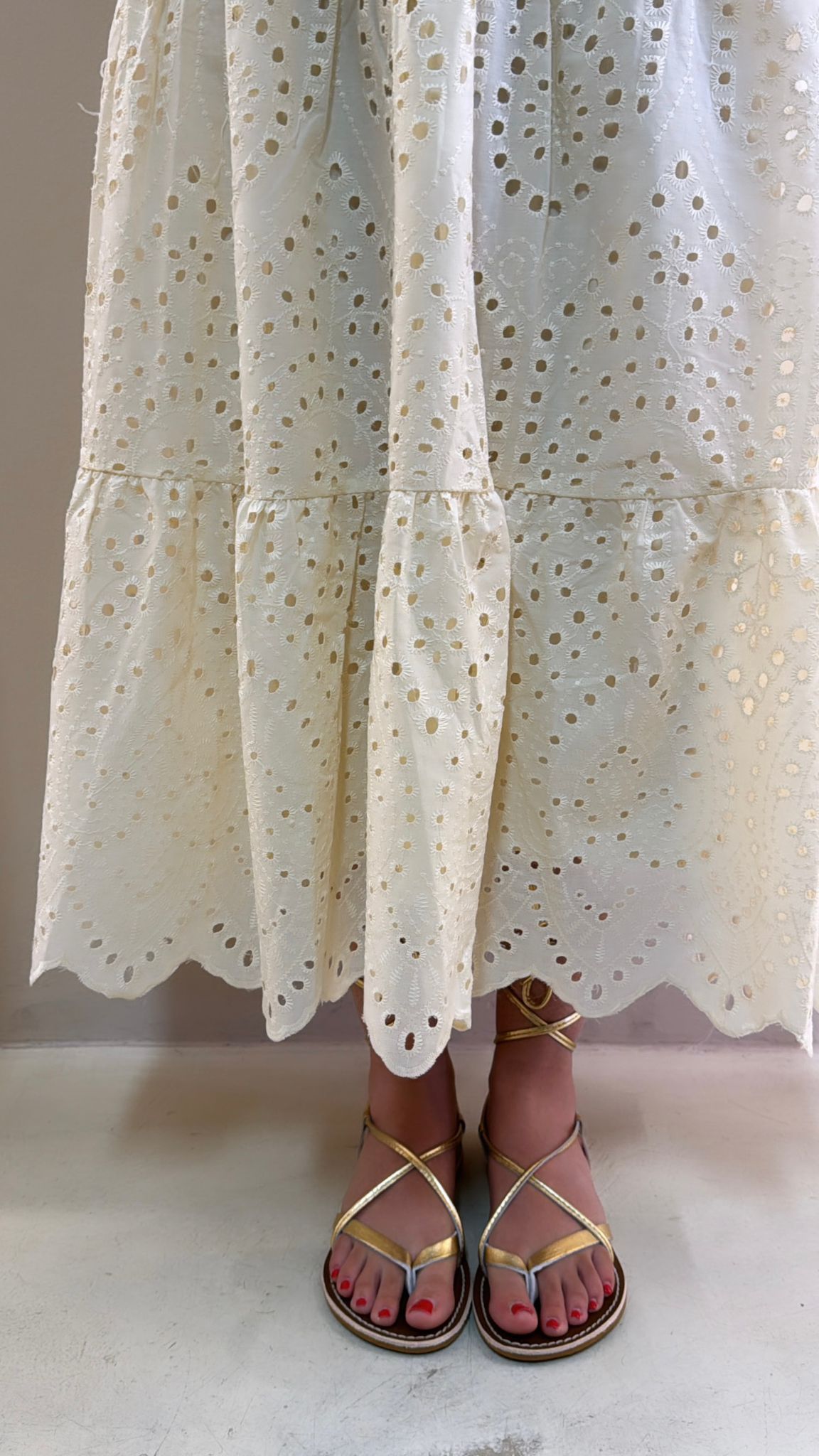 Le Salentine Sandalo donna infradito con laccetti a schiava in oro laminato