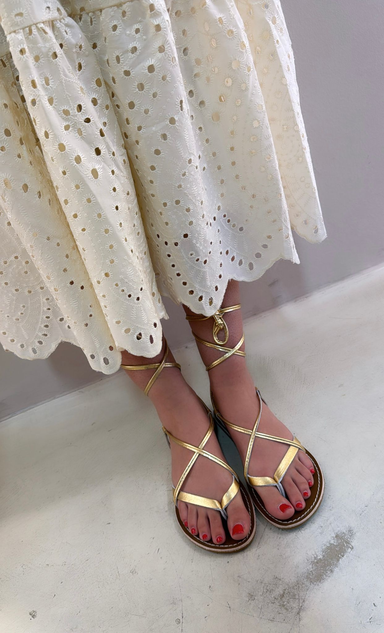 Le Salentine Sandalo donna infradito con laccetti a schiava in oro laminato