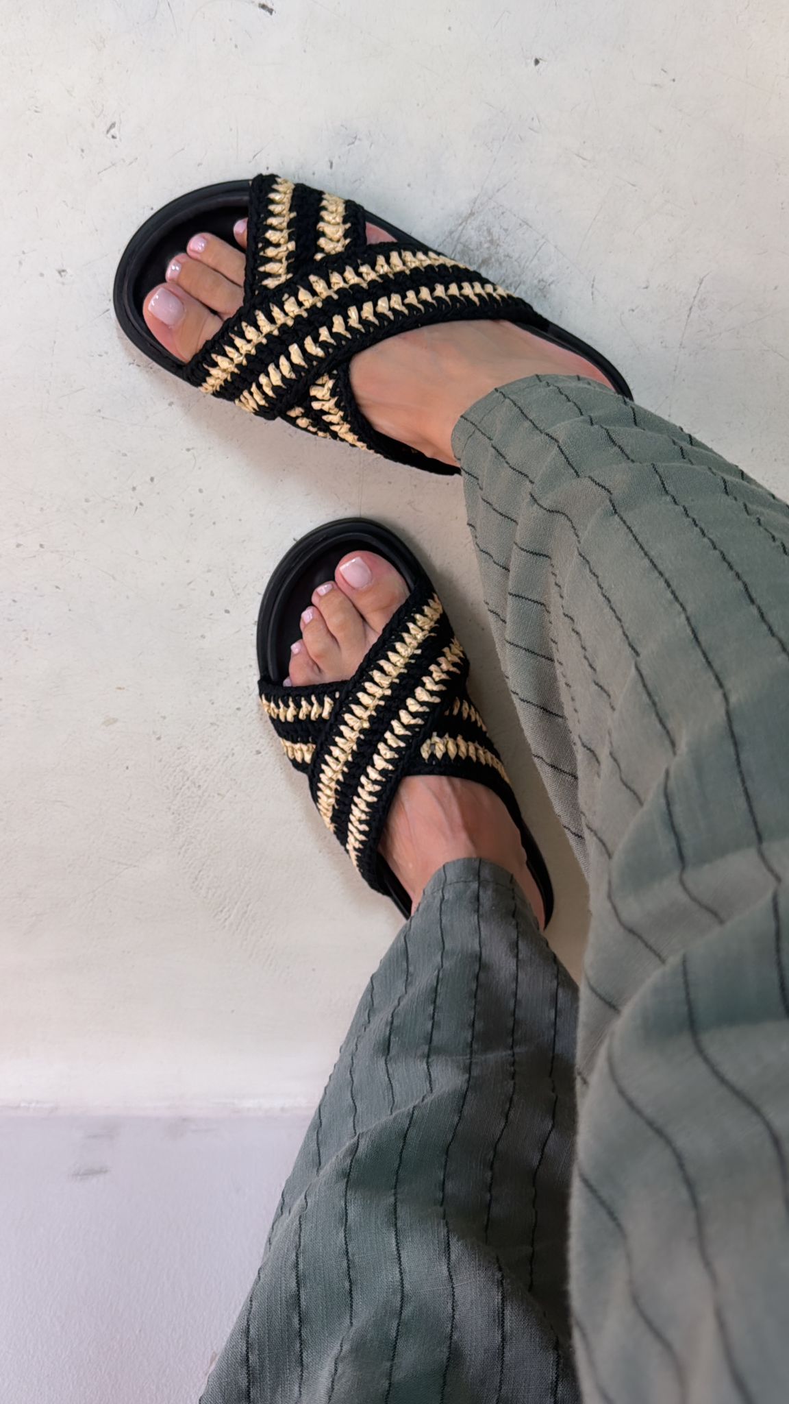 Mosaic Slider donna in rafia nero beige a incrocio