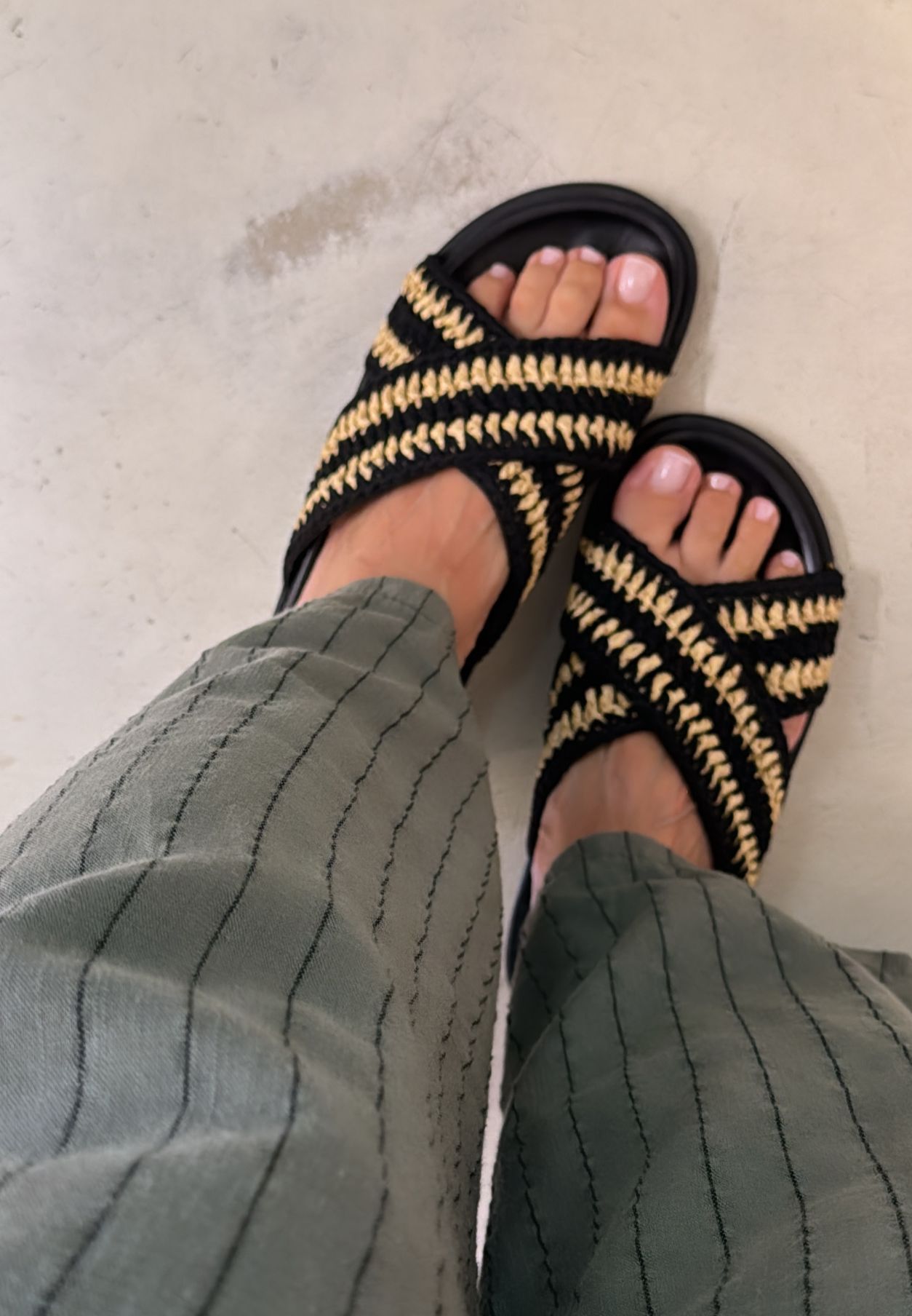 Mosaic Slider donna in rafia nero beige a incrocio