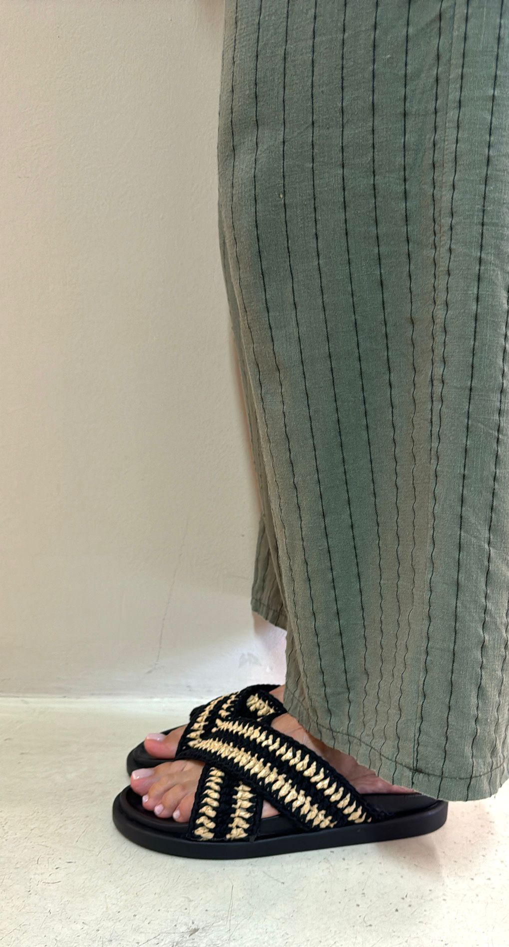 Mosaic Slider donna in rafia nero beige a incrocio